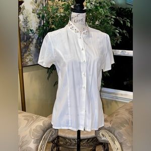 Cute top with embroidery trim on the neck